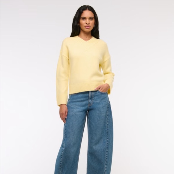 Abercrombie Women’s Yellow V-Neck Sweater - Picture 2 of 6